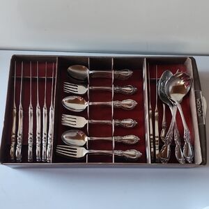 8 Place Setting, Beautiful Design Of Community By Oneida Silver Flatware Set.☆☆☆